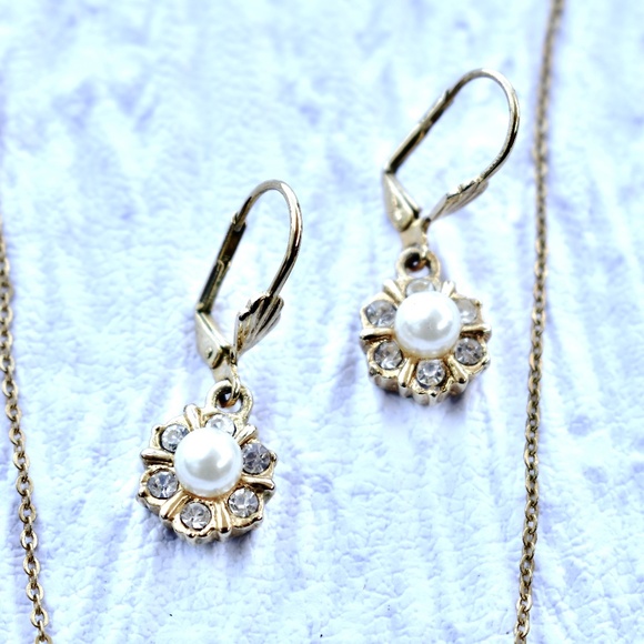 Vintage Gold Heart Shaped Faux Diamond Necklace & Floral Earrings Set - Picture 5 of 7